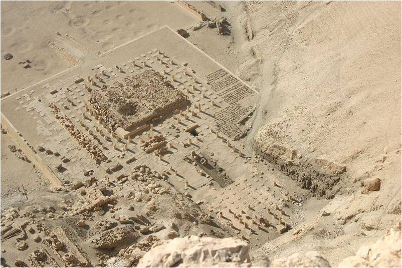 Заупокойный храм фараона Ментухотепа II в Дейр-эль-Бахри